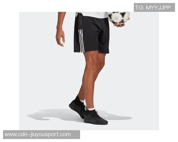 足球短裤帅哥的魅力展现运动风尚与时尚潮流的完美结合